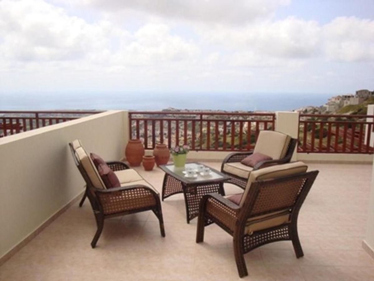 First Floor 2 Bedroom Apartment, Large Balcony, Amazing Sea Views, Communal Pool Peyia Exterior photo